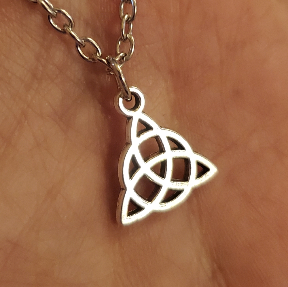 NWOT Dainty Silver Celtic Triquetra Necklace - Picture 5 of 6